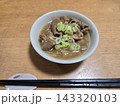 ネギを添えた手作りモツ煮 143320103