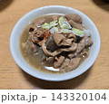 ネギをのせた味噌仕立てのモツ煮 143320104