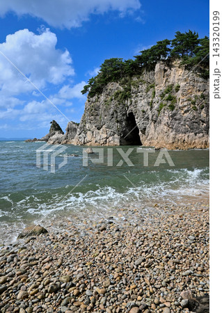 新潟県の笹川流れの眼鏡岩 新潟県の笹川流れの眼鏡岩 143320199