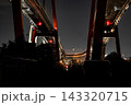 夜間、下から見上げる名港トリトンの巨大な橋脚と構造、迫力ある夜景 143320715