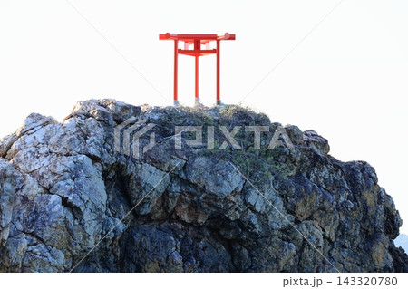 鹿児島県阿久根市の景勝地・光礁に佇む朱塗りの三柱鳥居 鹿児島県阿久根市の景勝地・光礁に佇む朱塗りの三柱鳥居 143320780