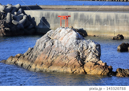 鹿児島県阿久根市の景勝地・光礁に佇む朱塗りの三柱鳥居 143320788