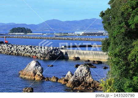 鹿児島県阿久根市の景勝地・光礁に佇む朱塗りの三柱鳥居 143320790