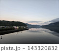 静かな朝の芦ノ湖と箱根の山並み 143320832