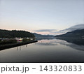 箱根・芦ノ湖の朝、湖面に映る山々 143320833