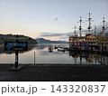 箱根・芦ノ湖に停泊する海賊船と湖畔の風景 143320837
