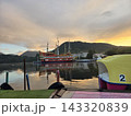 朝焼けの芦ノ湖と遊覧船、箱根の湖畔風景 143320839