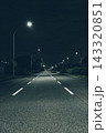 街灯の光が照らす夜の三車線道路、静かな雰囲気が広がる車道と奥行きのある風景 143320851