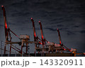 夜の港湾で赤白のライトが灯るガントリークレーン、工業地帯の夜景 143320911