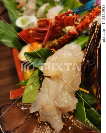 高級感あふれる日本料理 殻付き伊勢海老のお刺身 高級感あふれる日本料理 殻付き伊勢海老のお刺身 143320958