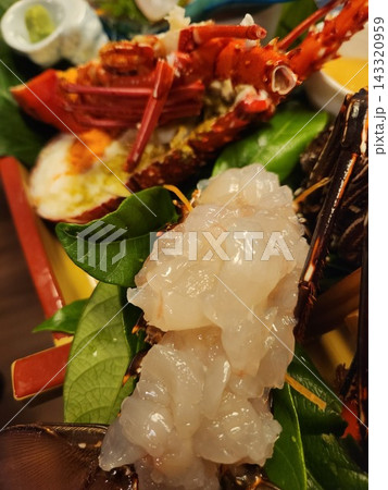 新鮮な伊勢海老のお造りと豪華な海鮮料理 伊勢海老の刺身　 143320959