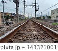 住宅街を通る線路と架線設備 143321001