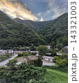 夕空の下に広がる日光の山林と山あいの集落 143321003