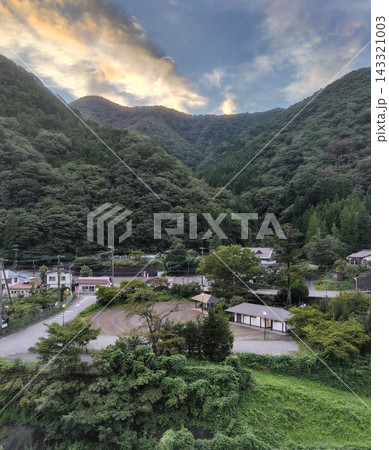 夕空の下に広がる日光の山林と山あいの集落 143321003
