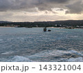 曇天と波が広がる沖縄の海岸風景 143321004