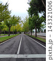 樹木が両側に並ぶ直線道路 143321006