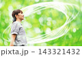 新緑に包まれる女性　合成 143321432