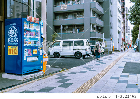 自販機のある歩道の風景　ブラシ　ボケ 143322465