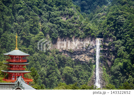 和歌山 三重塔と那智の滝 143322652