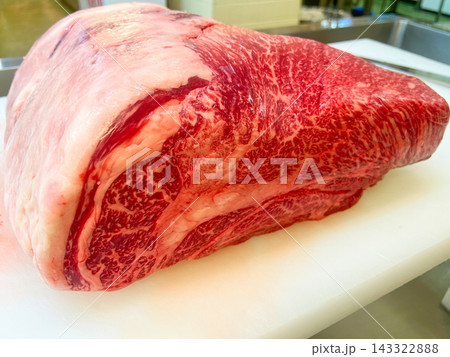 新鮮な霜降り牛肉のブロック 新鮮な霜降り牛肉のブロック 143322888