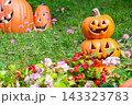 ハロウィンのかぼちゃと秋の風景 143323783