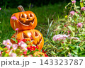 ハロウィンのかぼちゃと秋の風景 143323787