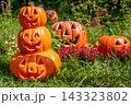 ハロウィンのかぼちゃと秋の風景 143323802