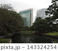 浜離宮恩賜庭園の緑と汐留の高層ビル群 143324254