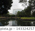 浜離宮恩賜庭園の緑と汐留の高層ビル群 143324257