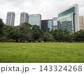 浜離宮恩賜庭園の緑と汐留の高層ビル群 143324268
