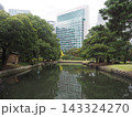 浜離宮恩賜庭園の緑と汐留の高層ビル群 143324270