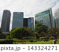 浜離宮恩賜庭園の緑と汐留の高層ビル群 143324271
