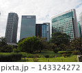 浜離宮恩賜庭園の緑と汐留の高層ビル群 143324272