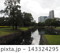 浜離宮恩賜庭園の緑と汐留の高層ビル群 143324295