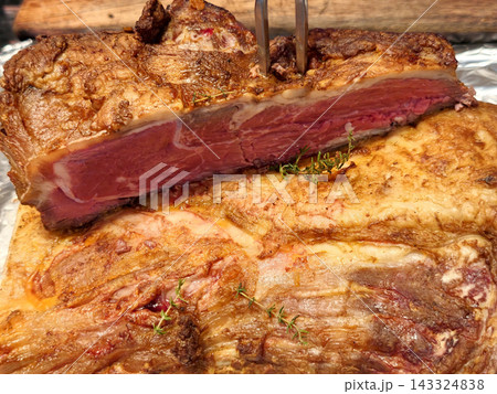 Sliced medium rare roast beef with crispy roasted crust 143324838