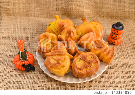 ハロウィンの手作りパンプキンケーキ 143324850