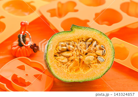 ハロウィンの飾りと白皮かぼちゃ白みくりの断面 ハロウィンの飾りと白皮かぼちゃ白みくりの断面 143324857