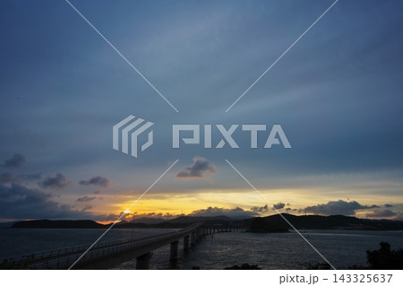 角島 瀬崎陽の公園から日の出の角島大橋を望む 角島 瀬崎陽の公園から日の出の角島大橋を望む 143325637