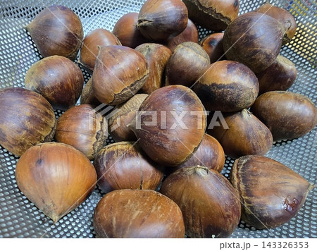 Fresh chestnuts with their glossy brown shells, ready to roast or cook. A seasonal favorite with a rich, slightly sweet flavor, perfect for cozy autumn dishes and festive treats. Fresh chestnuts with their glossy brown shells, ready to roast or cook. A seasonal favorite with a rich, slightly sweet flavor, perfect for cozy autumn dishes and festive treats. 143326353