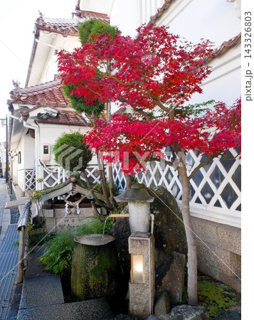 西条の秋 酒蔵通りの井戸と紅葉 西条の秋 酒蔵通りの井戸と紅葉 143326803