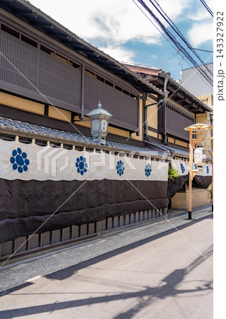 京都五条通　老舗　半兵衛麸　本店（江戸時代　元禄年間創業）正直・倹約・勤勉の三徳を商いの基盤とする 143327922