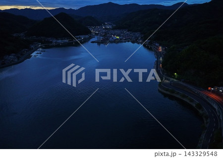 愛媛県宇和島市の湾と夕暮れの光が水面に映る沿岸部の空撮写真 143329548
