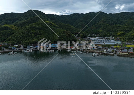 愛媛県宇和島市の漁港と沿岸集落を捉えた空撮写真 143329554