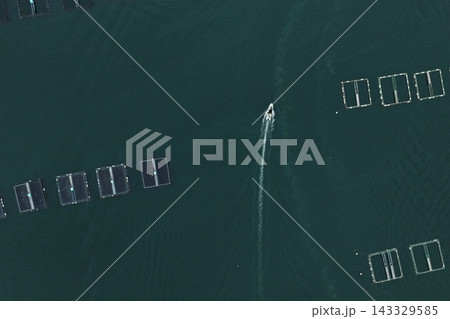 愛媛県宇和島市北灘湾の養殖いけすを真上から捉えた空撮写真 愛媛県宇和島市北灘湾の養殖いけすを真上から捉えた空撮写真 143329585