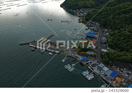 愛媛県宇和島市・北灘湾の養殖筏と漁港を捉えた空撮写真 愛媛県宇和島市・北灘湾の養殖筏と漁港を捉えた空撮写真 143329600