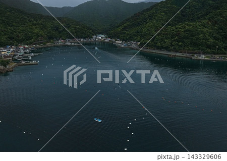 愛媛県宇和島市の漁港と湾を捉えた空撮写真 愛媛県宇和島市の漁港と湾を捉えた空撮写真 143329606