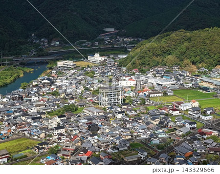 高知県黒潮町の山間集落と川を捉えた空撮写真 143329666