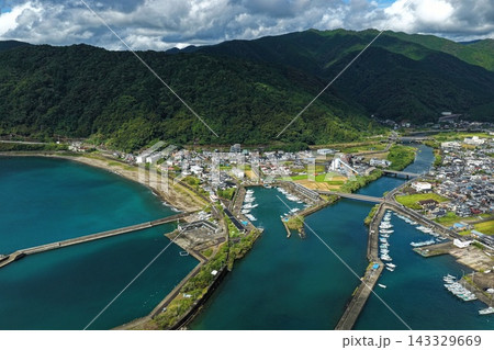 高知県黒潮町の漁港と海岸線を捉えた空撮写真 高知県黒潮町の漁港と海岸線を捉えた空撮写真 143329669