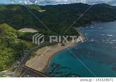 高知県黒潮町の砂浜と海岸線を捉えた空撮写真 高知県黒潮町の砂浜と海岸線を捉えた空撮写真 143329671