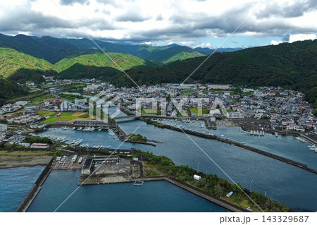 高知県黒潮町の港と沿岸集落を捉えた空撮写真 143329687